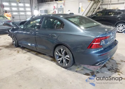 2019 Volvo S60 T6 R-Design z USA, uszkodzony, nr VIN 7JRA22TM4KG017162